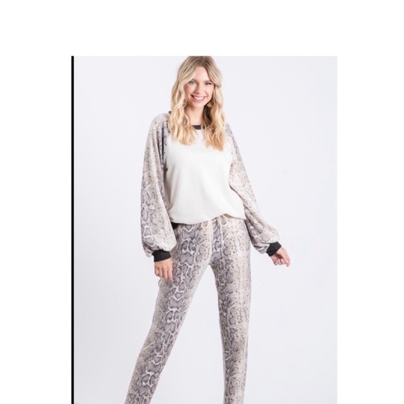 ANIMAL PRINTED LOUNGEWEAR SET NWT - Picture 4 of 11